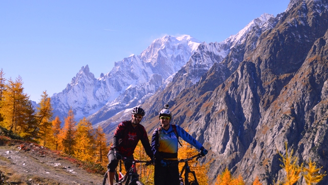 Journée d'automne en vtt, derrière nous le Mont-Blanc Journée d'automne en vtt, derrière nous le Mont-Blanc
