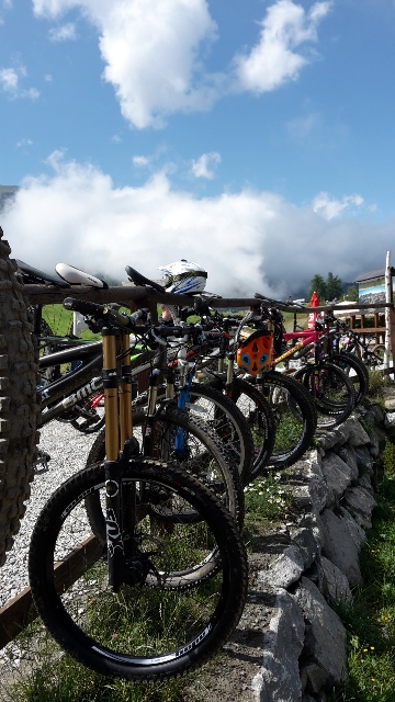 montblanc-loisirs-vtt-descente Après une bonne matinée de ride. Pause déjeuné