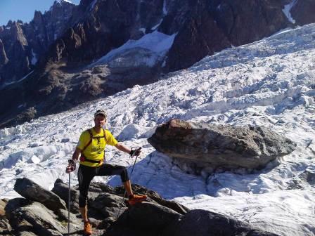 Ascension en mode trail le long d'un glacier du Mont-Blanc