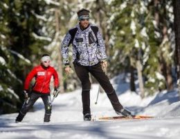 cliente avec son moniteur de ski de fond
